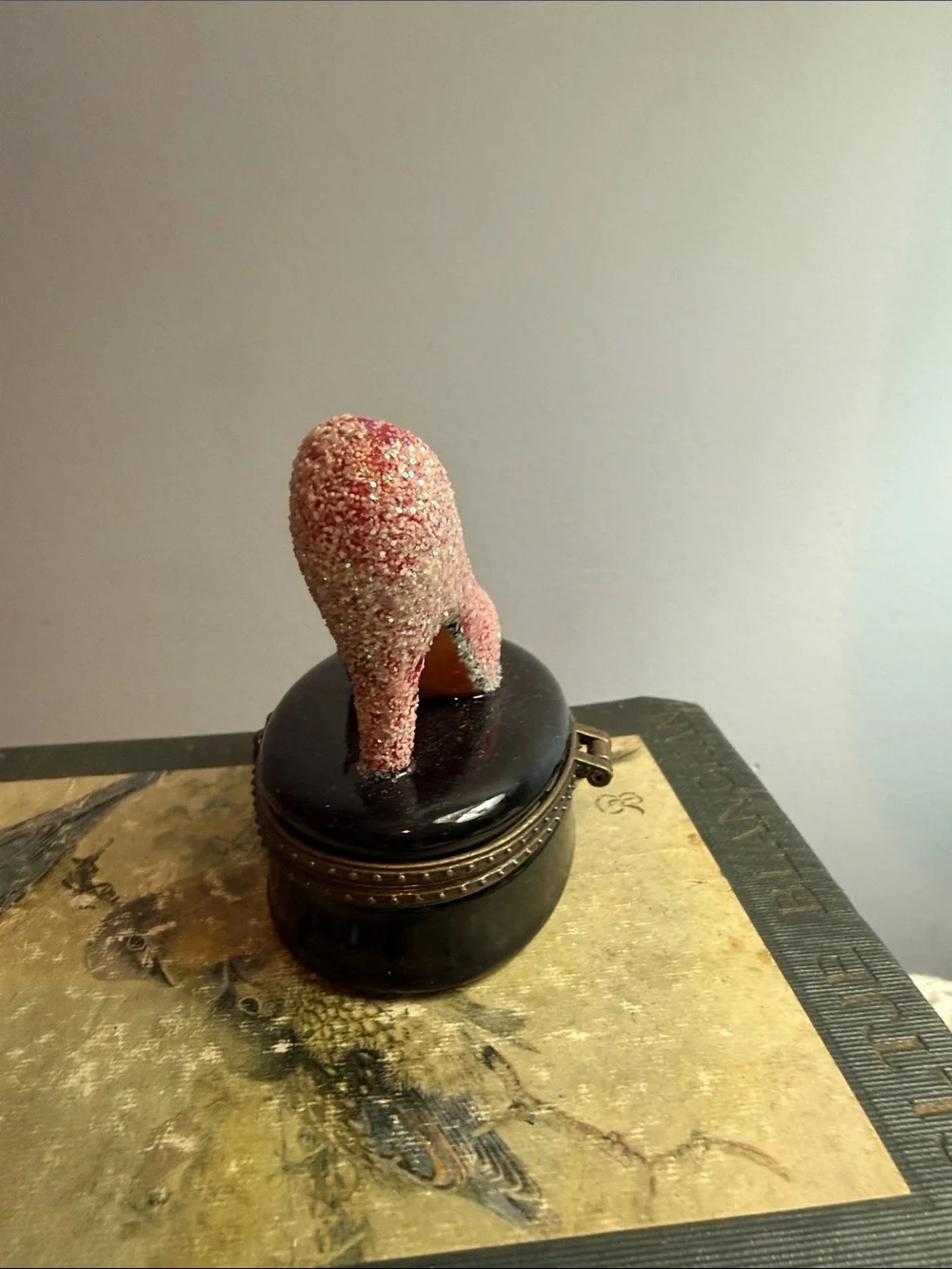 Marilyn Monroe Pink Glitter Stiletto Trinket Box - Picture 4 of 7
